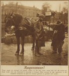 872307 Afbeelding van een voerman met een paard en wagen in de motregen, die een vuurtje vraagt aan een voorbijganger ...